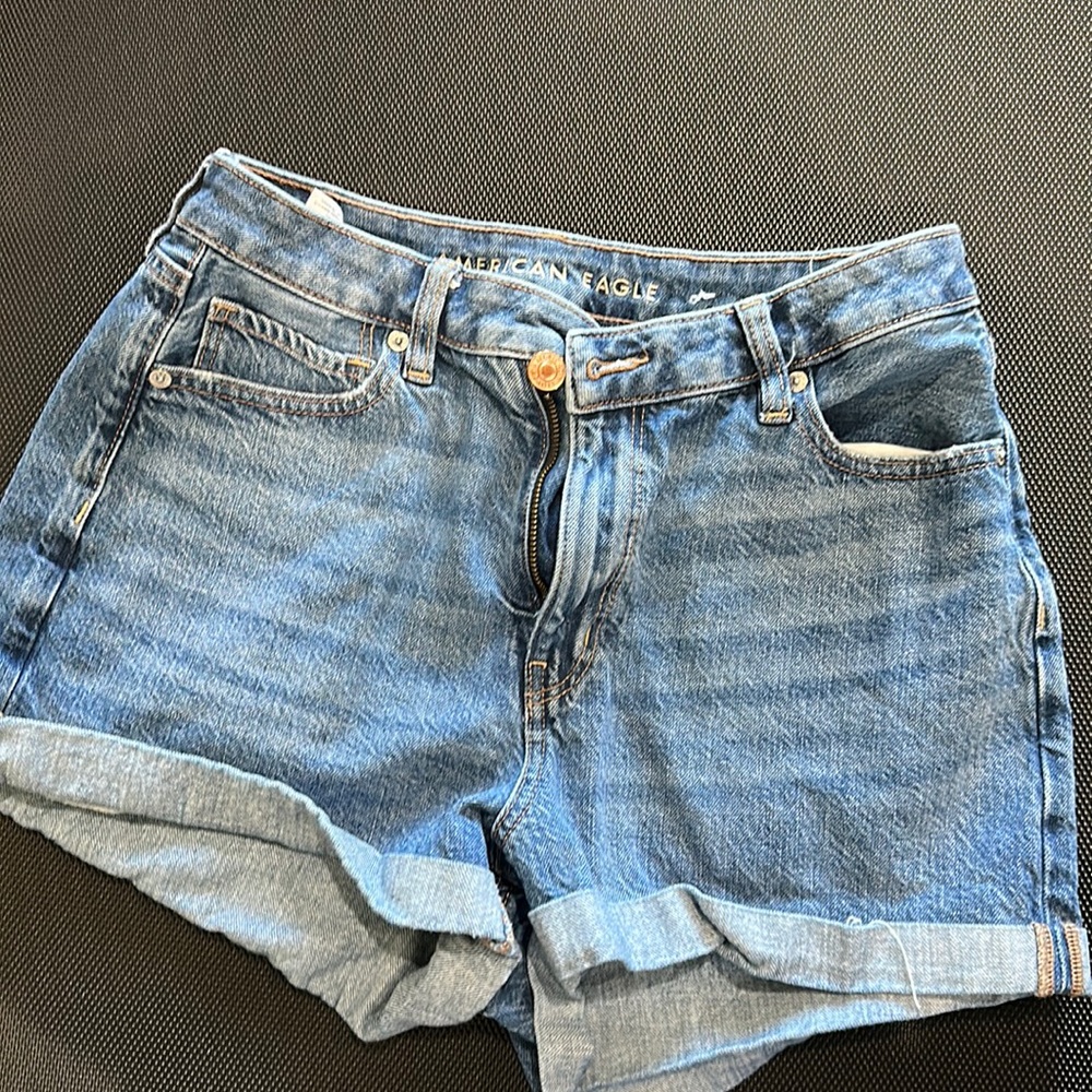 American Eagle Outfitters size 6 highest rise mom short